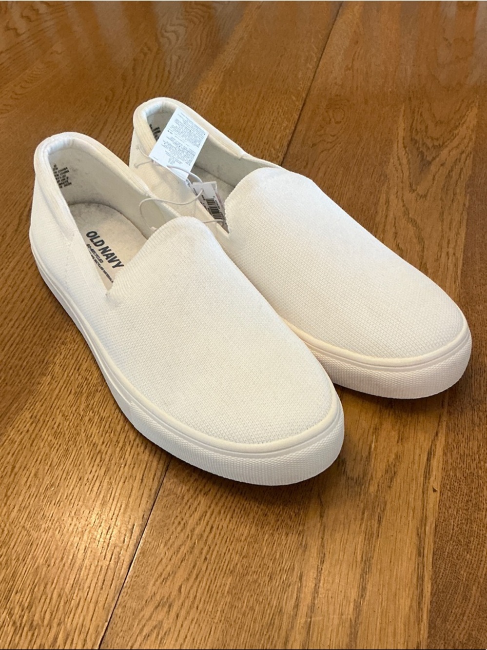 Woman’s Old Navy white knit stretch slip on sneaker. Size 9. NWT! Never worn!